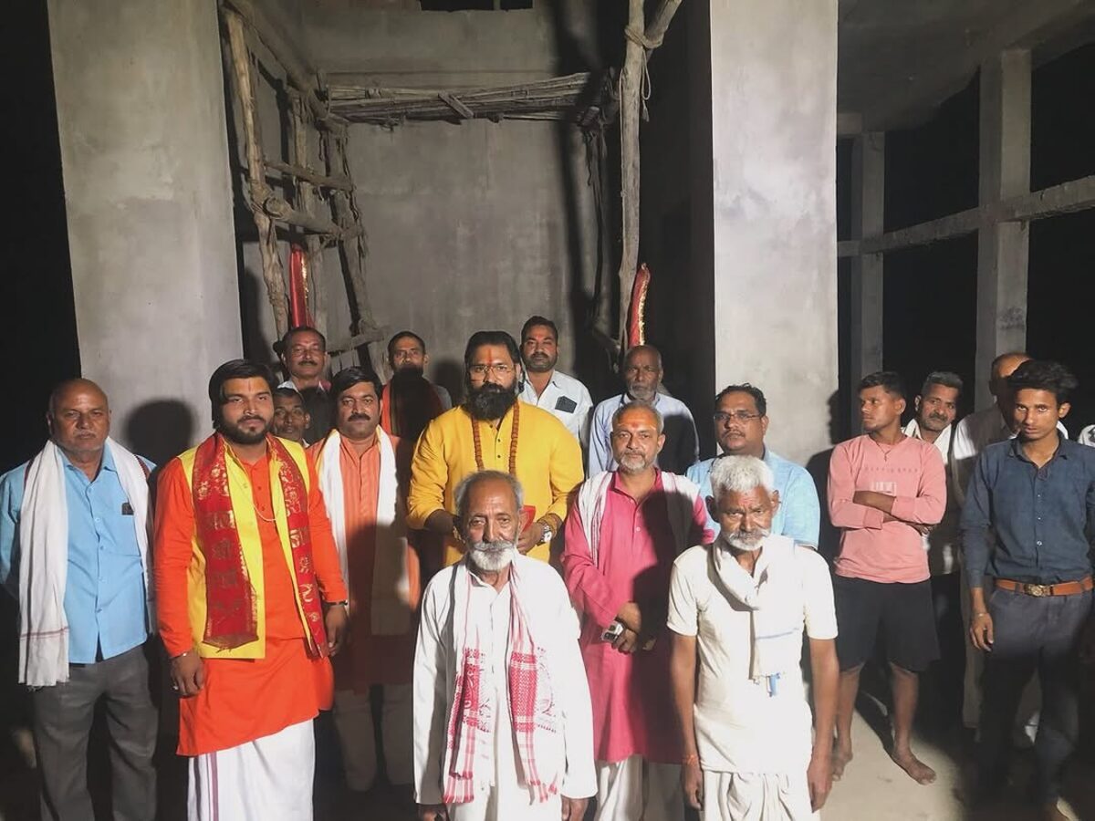 कबीर जी महाराज स्थानीय कार्यकर्ताओं के साथ — निर्माणाधीन भूत शुद्धि केंद्र पर रात्रि भेंट